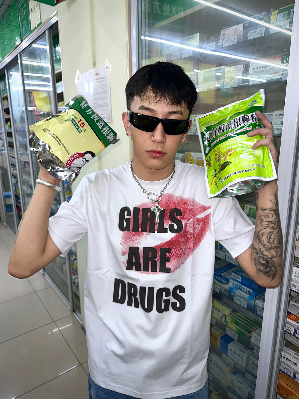 *RYE CHASIN *TEE "GIRLS ARE DRUGS"